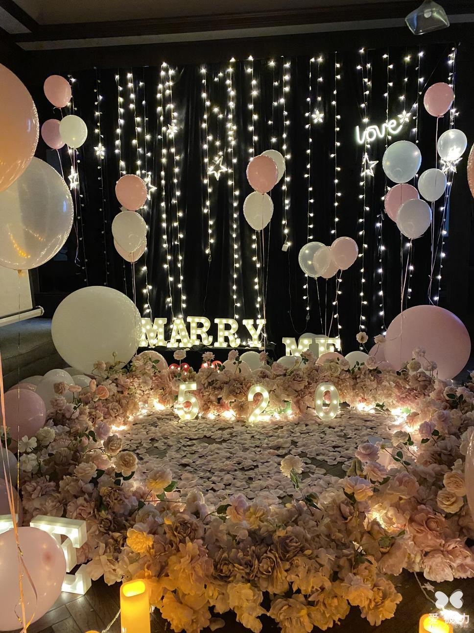 这样重要的时刻,求婚场景的布置当然也是非常重要的啦.